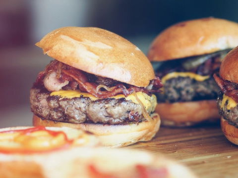 Cheeseburger mit Speck und Portobello-Pilzen
