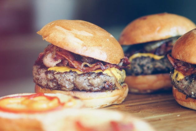 Camping-Rezepte: Cheeseburger mit Speck und Portobello-Pilzen