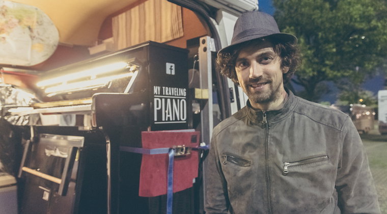 Piano Man im Kastenwagen - Joe reist mit seinem Klavier durch Europa