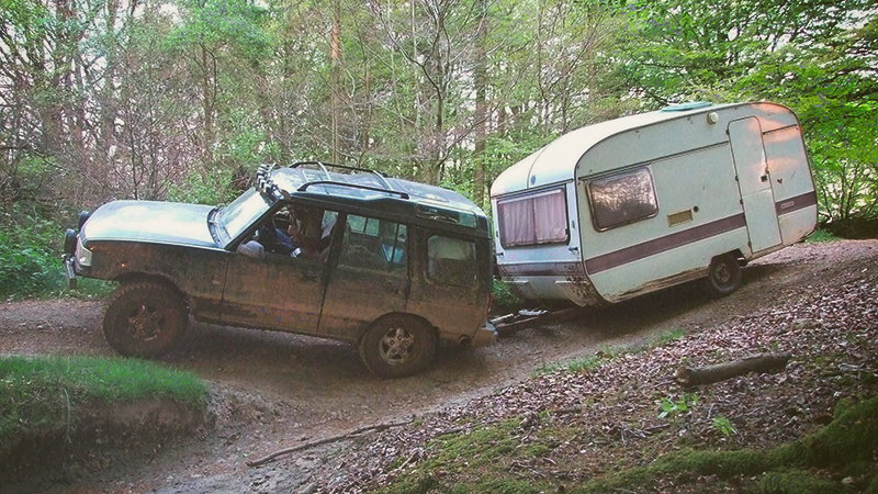 Video: Mit Allrad und Wohnwagen durchs Gelände - keine gute Idee!