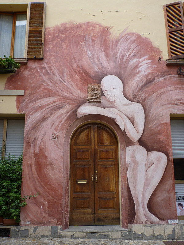 Ein Wandbild an einem Haus in Dozza, Italien