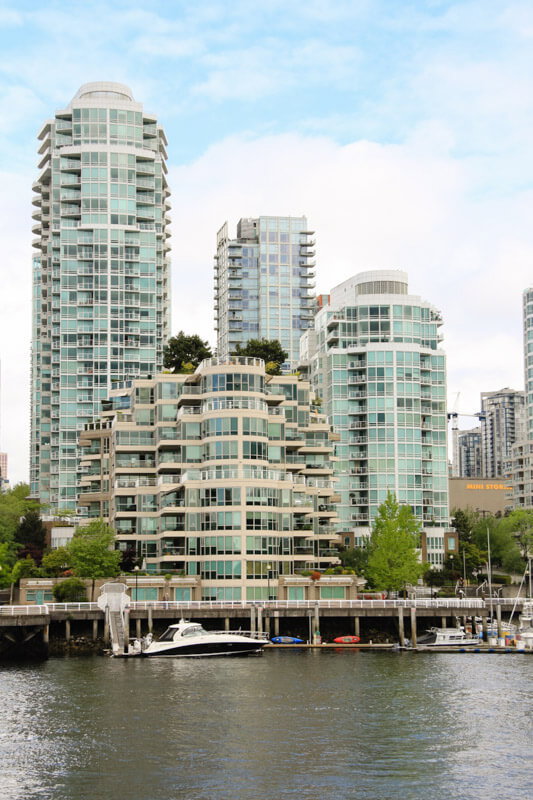 Blick von Granville Island auf die Glashäuse