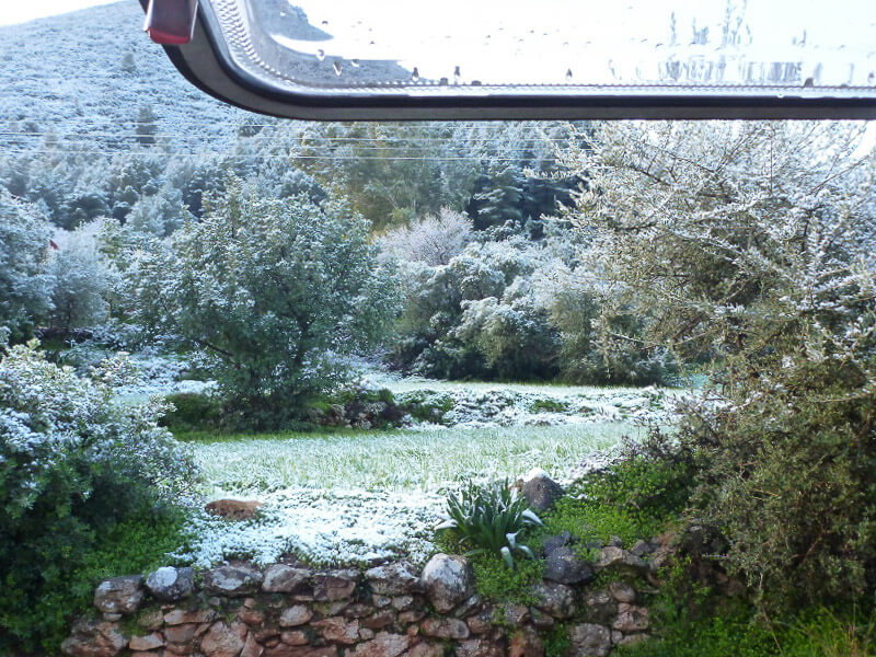 Blick aus dem Bus auf den Schnee in Leonidio