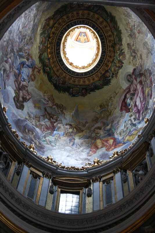 Eine der Kuppeln im Petersdom in Rom
