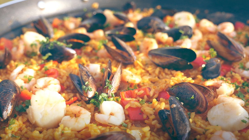 Rezepte für den Camping-Grill - Teil 1: Meeresfrüchte-Paella [Sponsored]
