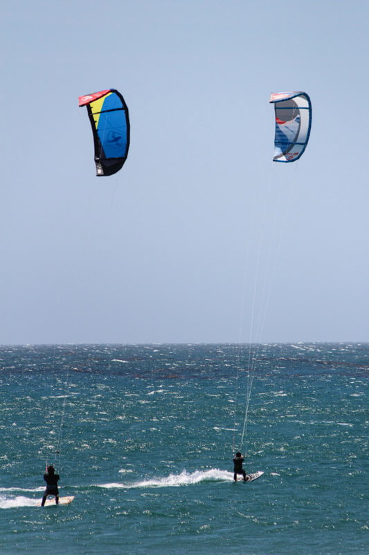 Kitesurfer am Hwy 1 in Kalifornien