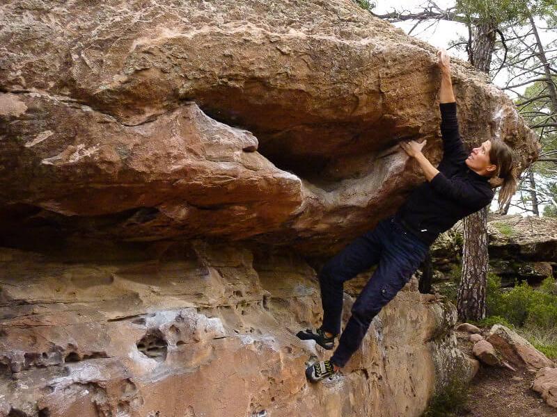 Nima am bouldern in Albarracin, Spanien