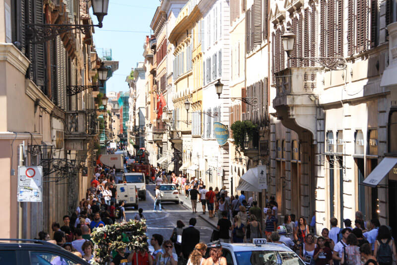 Belebte Einkaufsstraße in Rom
