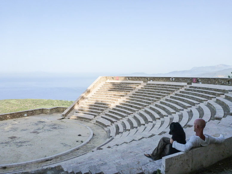 Blick auf das Meer vom Freilufttheater Mani