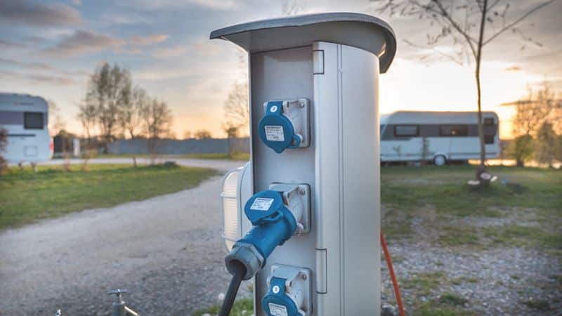 Strom in Wohnmobil und Wohnwagen: Landstrom - aber richtig