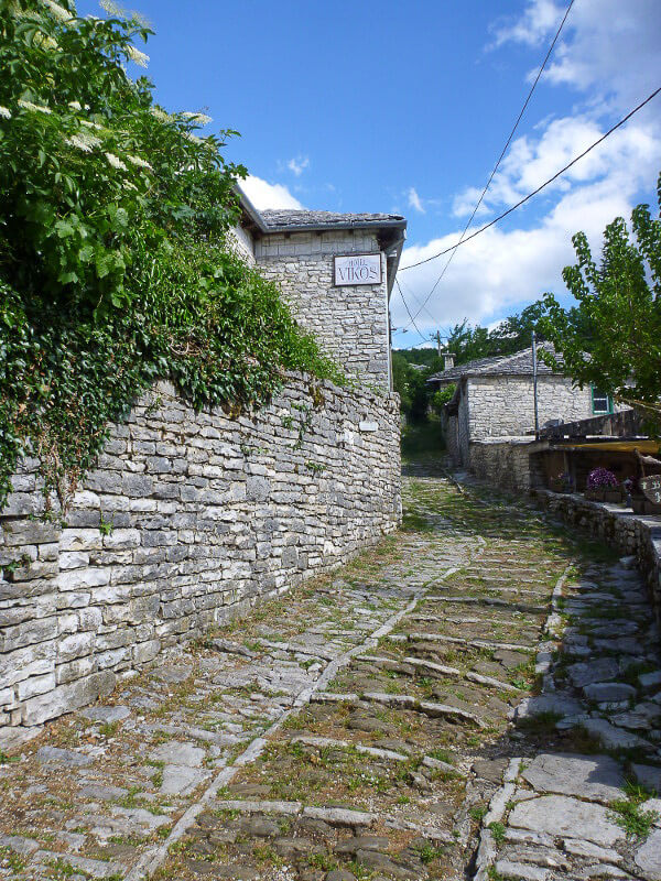 Eine Gasse in Monodendri, Griechenland