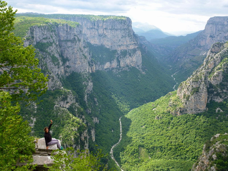 Nima auf dem tollen Aussichtspunkt Beloi, Vikos Schlucht