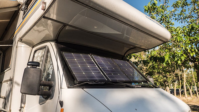 Eine Mobile Solaranlage ist auch für die Windschutzscheibe geeignet.