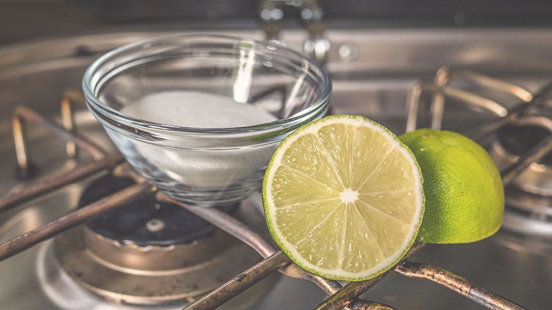 Verschmutzten Gasherd im Camper putzen: Mit Hausmitteln und ganz ohne Chemie!