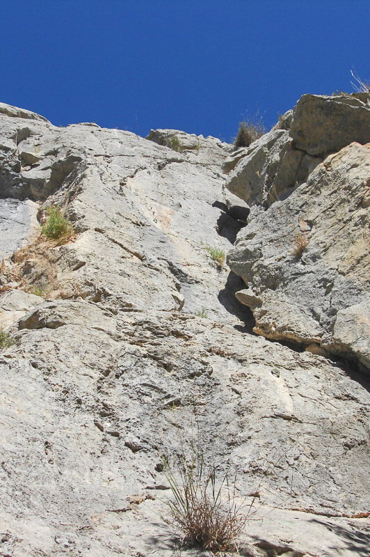 Eine Kletterroute in Beuda, Katalonien