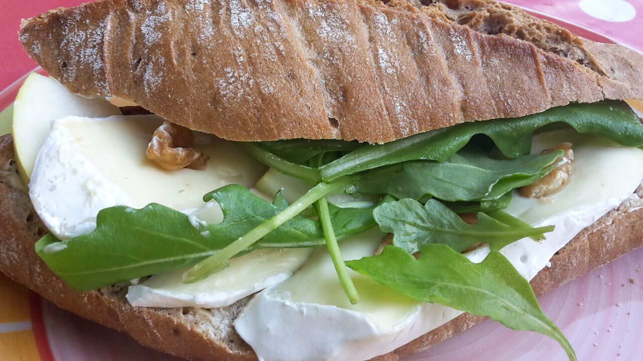 Camembert mit Rucola und Walnüssen