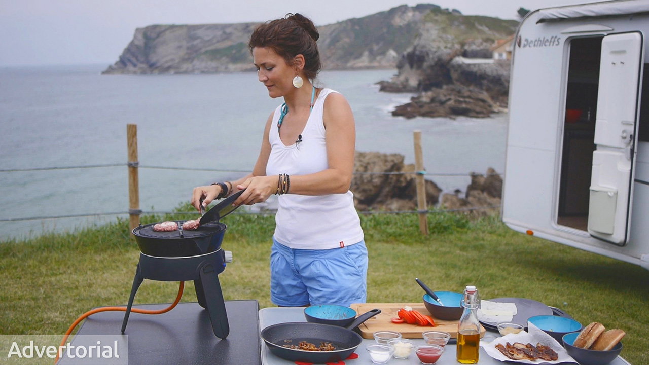 Rezepte für den Camping-Grill: Saftiger Ziegenkäse-Burger auf dem Safari Chef