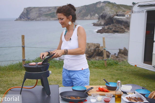 Rezepte für den Camping-Grill: Saftiger Ziegenkäse-Burger auf dem Safari Chef