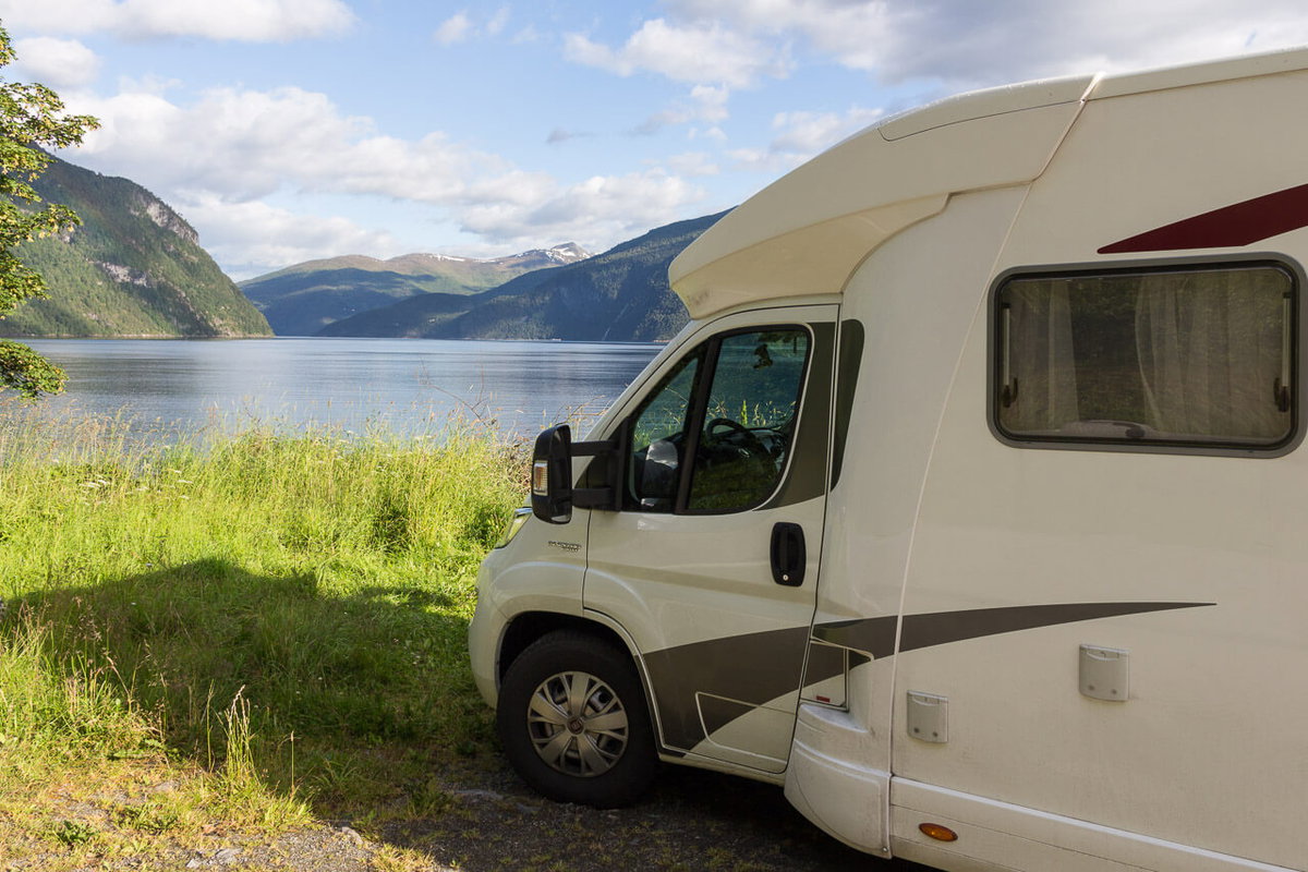 Camping an einem Fjord in Norwegen