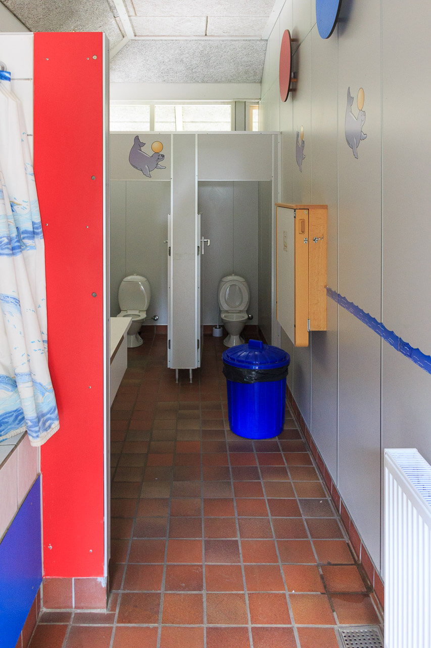Familienbad mit Gemeinschaftstoilette - Camping in Dänemark mit Kind