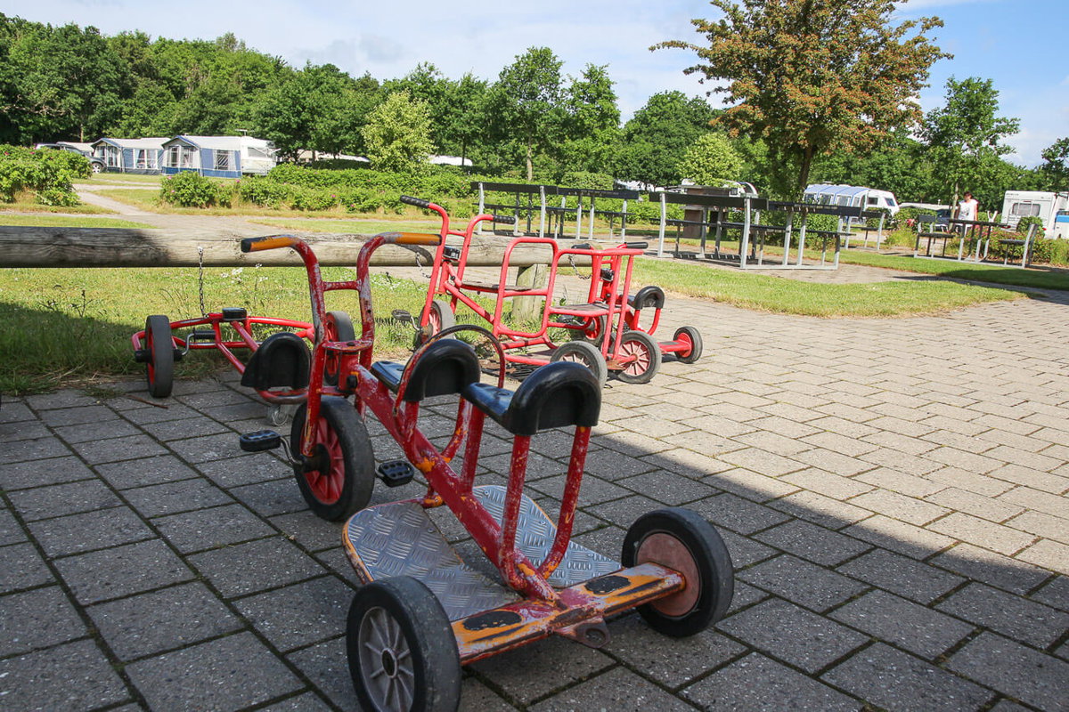 Kinderspielzeug auf einem Campingplatz in Dänemark