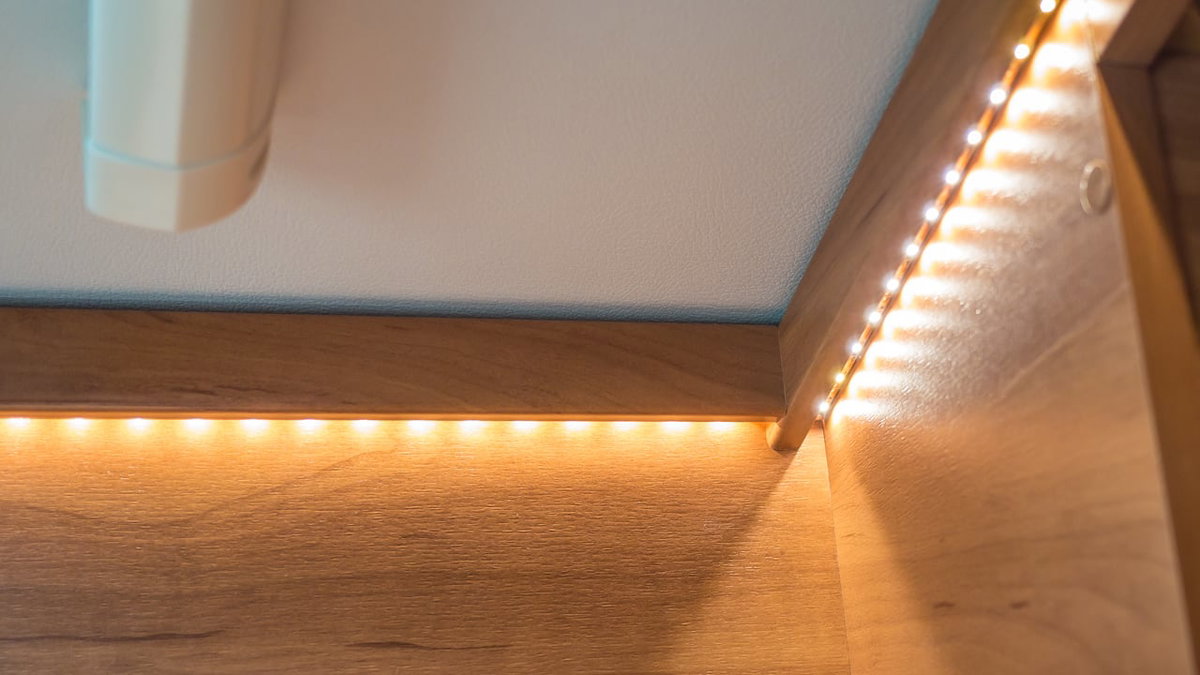 LED-Lichtleiste eingebaut in einem Wohnwagen
