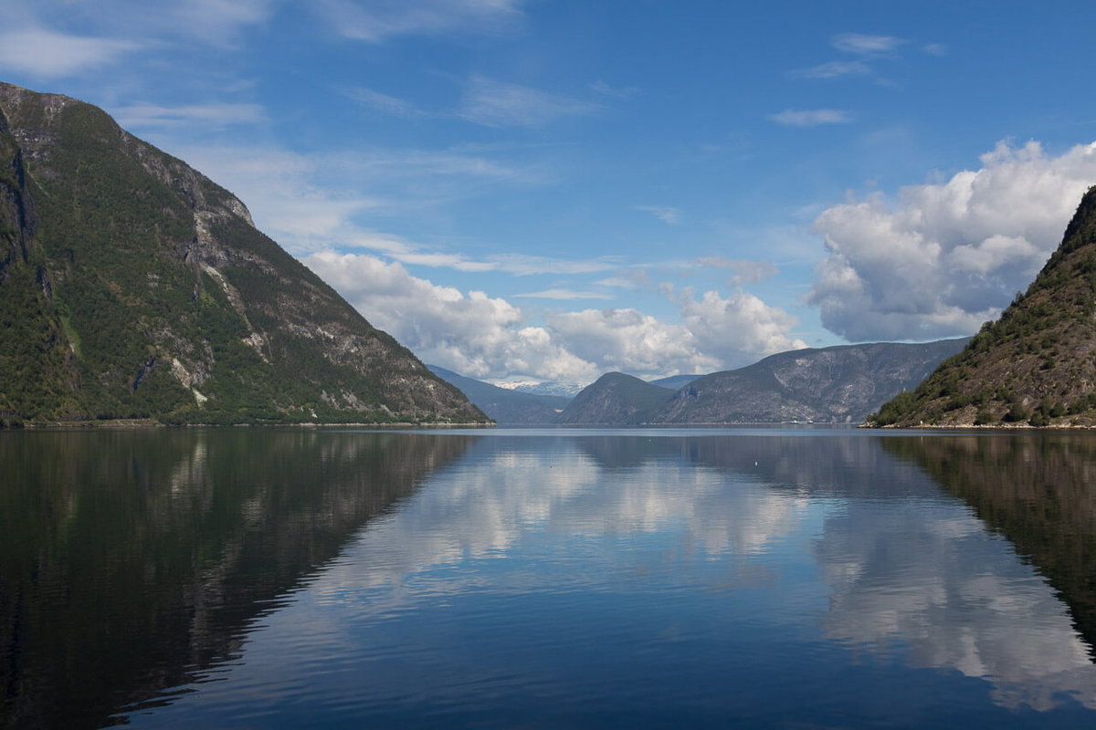 Blick über einen Fjord in Norwegen