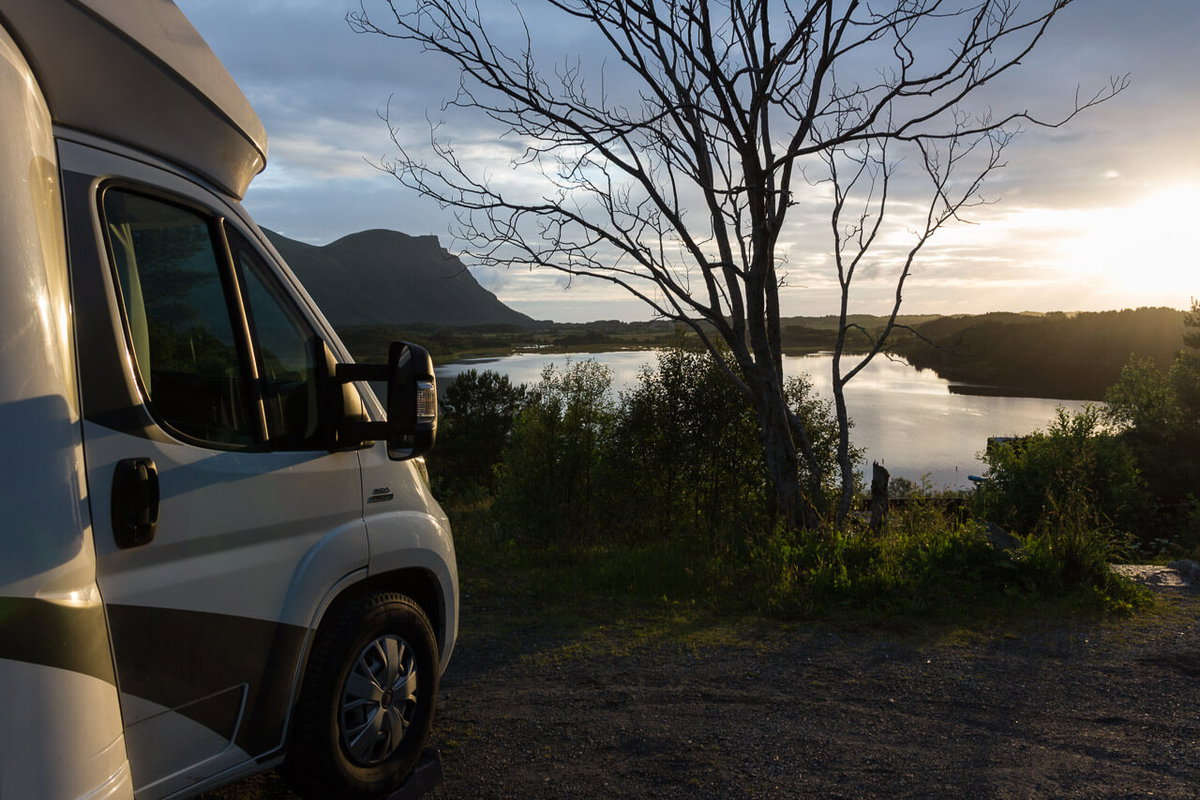 Übernachtungsplatz mit Blick auf einen See in Norwegen