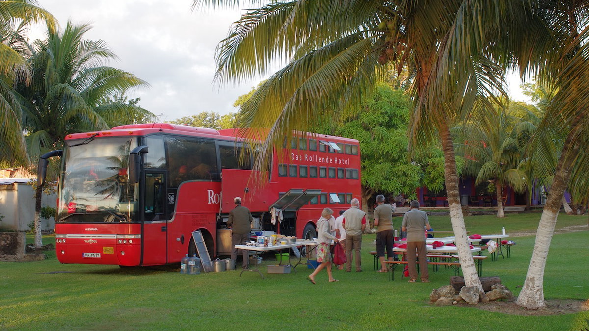 Rotel Tours - Pause unter Palmen mit dem rollenden Hotel