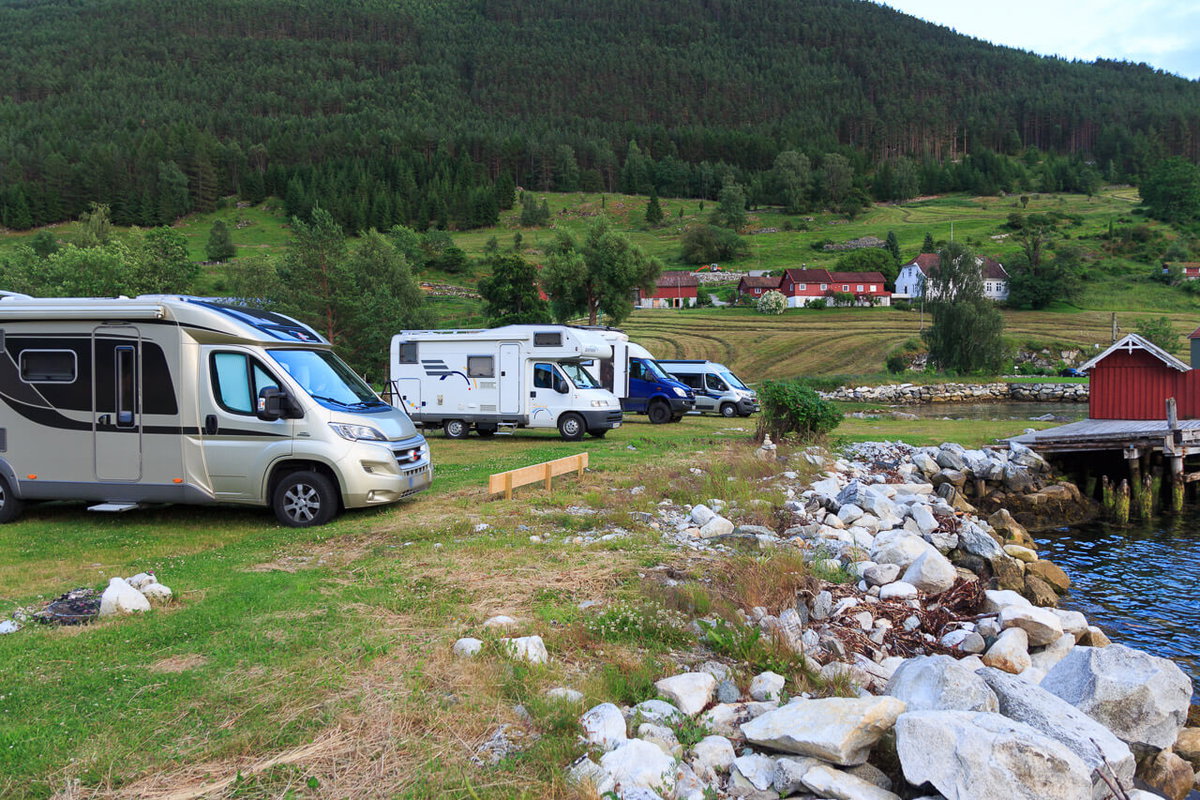 Einfacher Campingplatz in Norwegen am Fjord