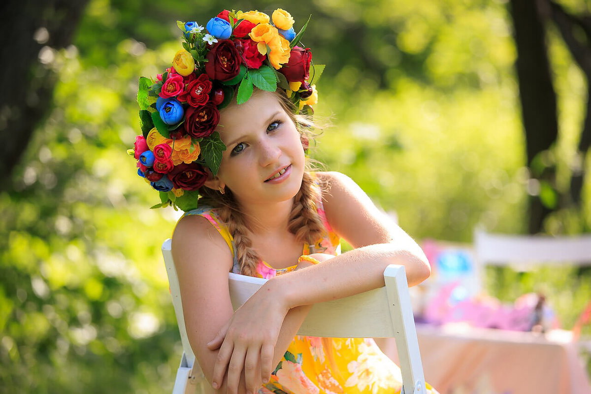 Kind mit Blumenkranz