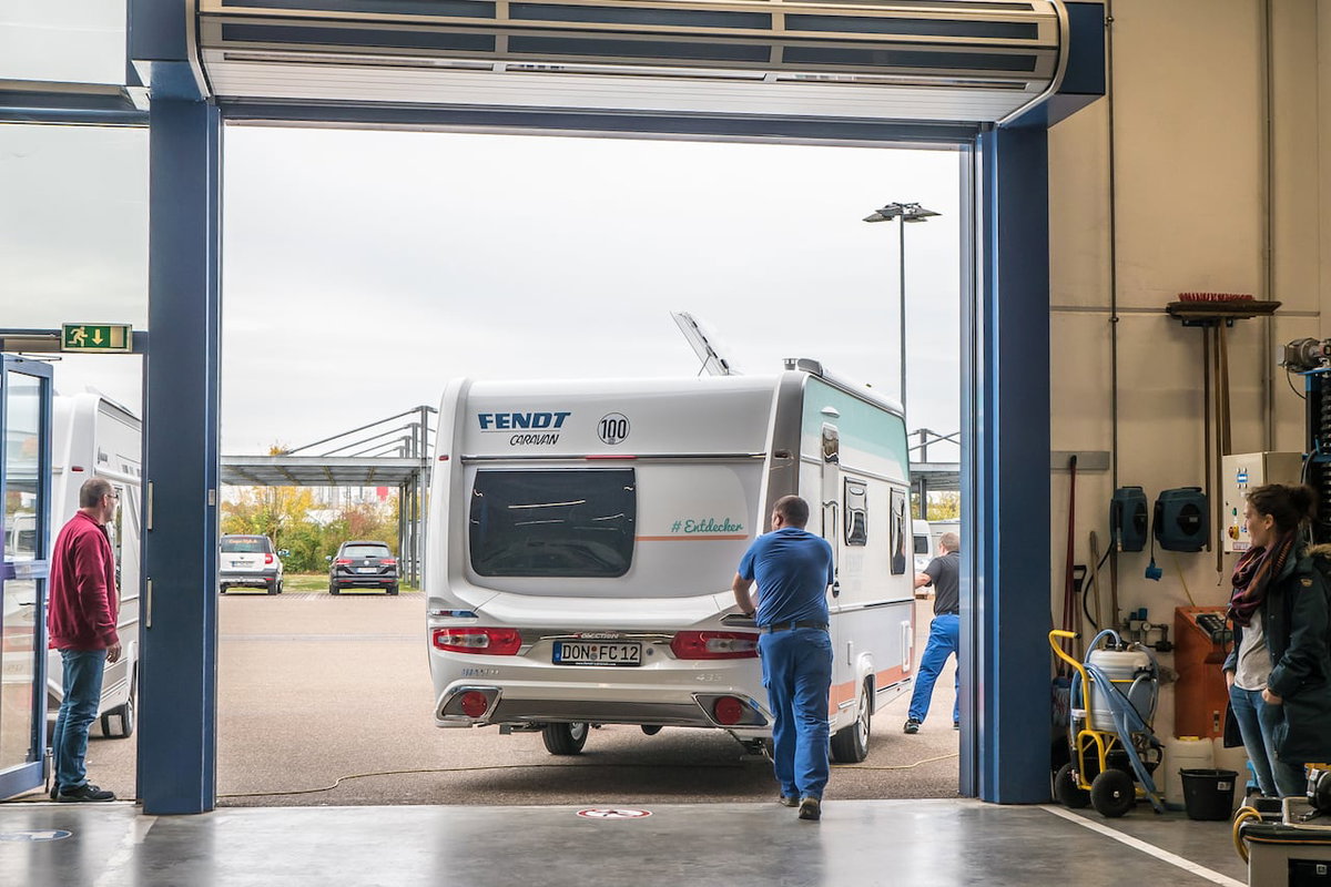 Wohnwagen wird aus der Werkstatt geschoben.