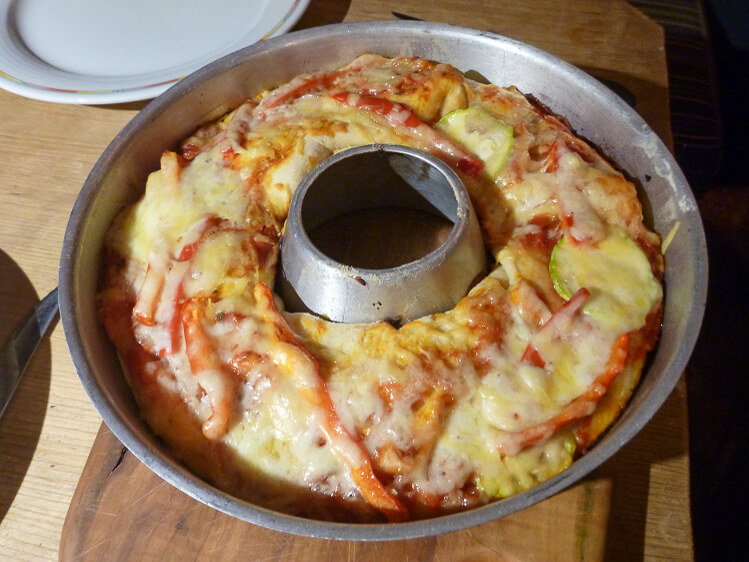 Pizza aus dem Omnia Ofen beim Camping