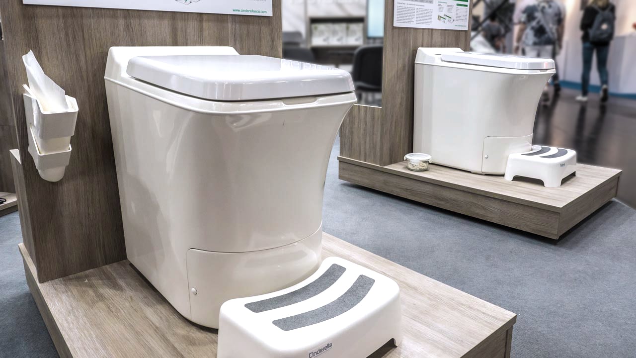 Ratgeber Campingtoilette: Funktionsweise, Kosten, Vor- und Nachteile von Verbrennungstoiletten