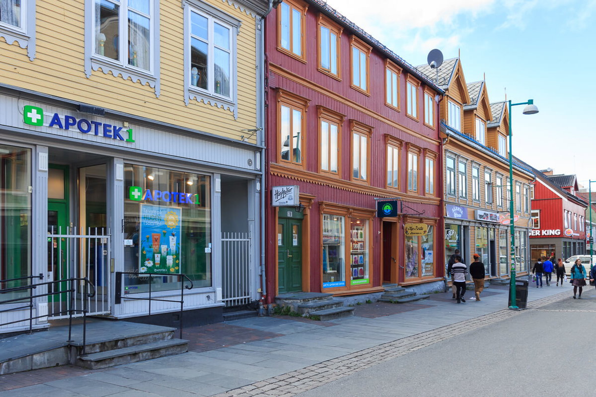 Einkaufslaeden in Tromso mit Stufen