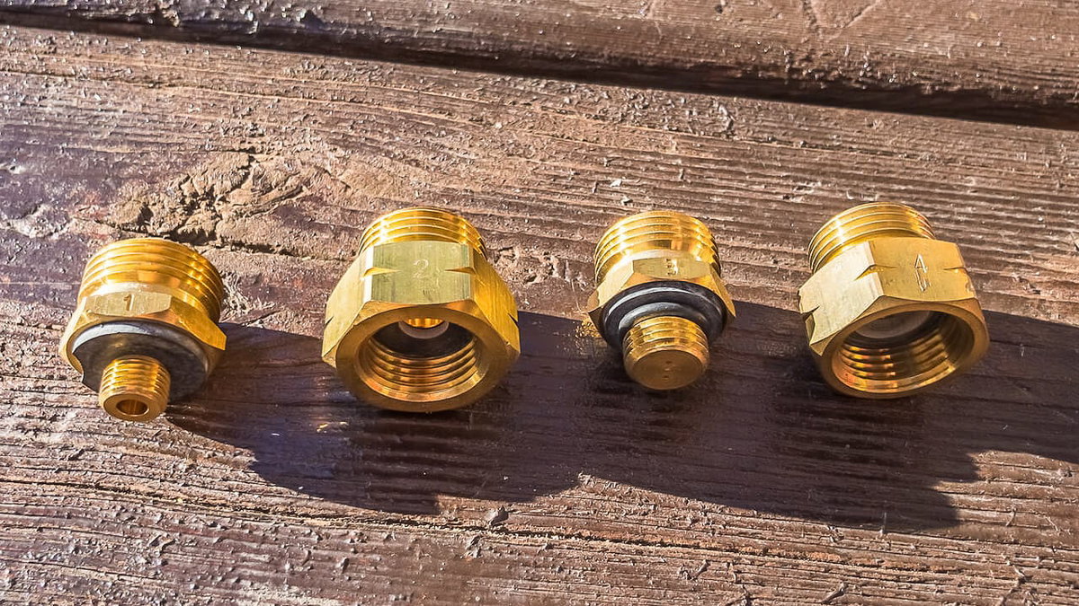 Vier Adapter zum Gasbefuellen von Gasflaschen aus Europa