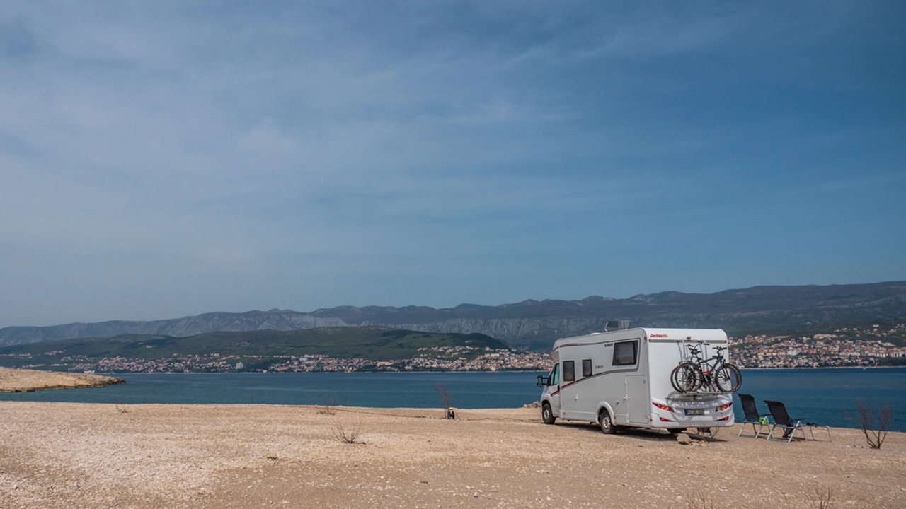 Wohnmobil oder Wohnwagen mieten: Welche Versicherungen brauche ich?