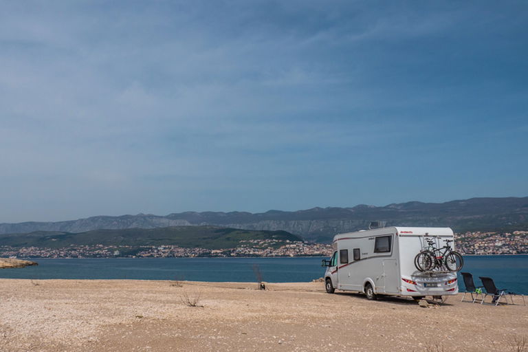 Wohnmobil oder Wohnwagen mieten: Welche Versicherungen brauche ich?