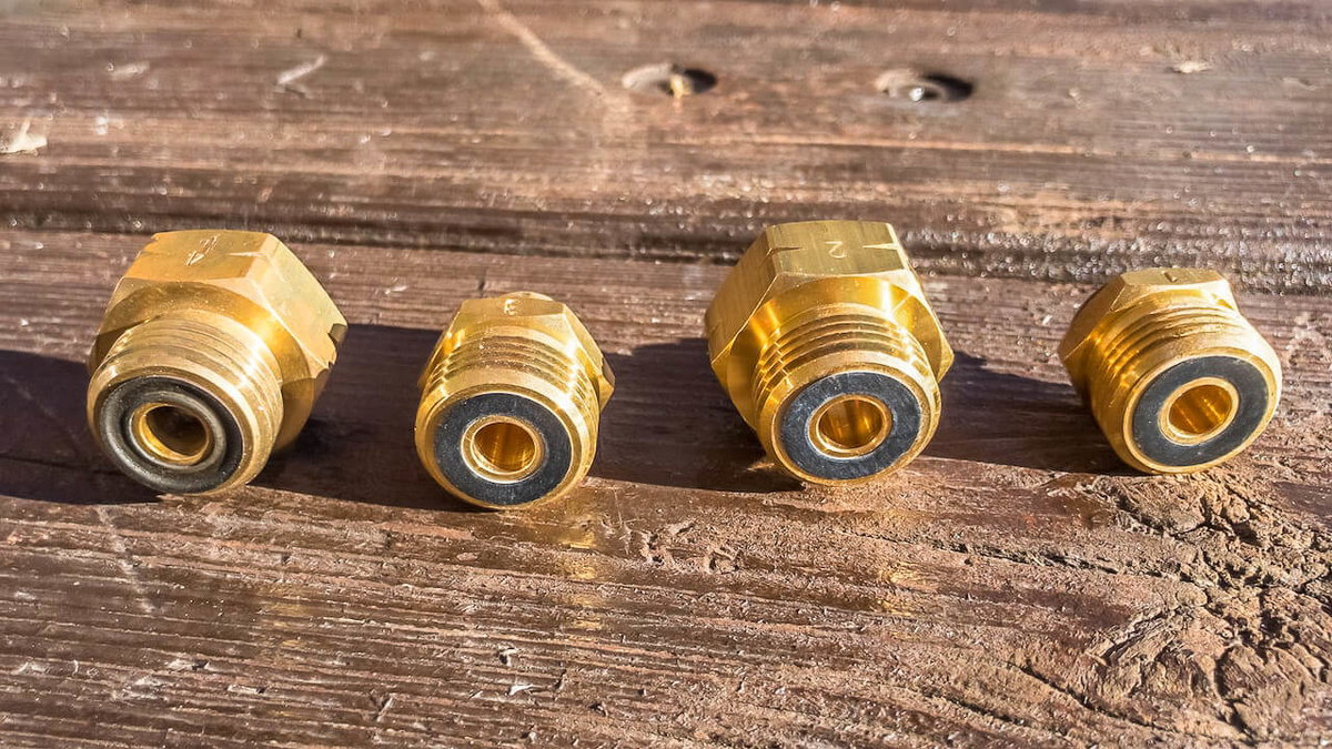 Vier Gasadapter zum Befuellen von Gasflaschen im Ausland