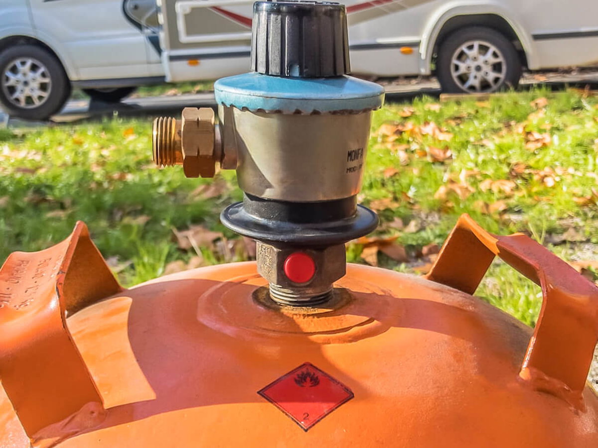 Adapter auf Gasflasche zum Nachfuellen von Gas