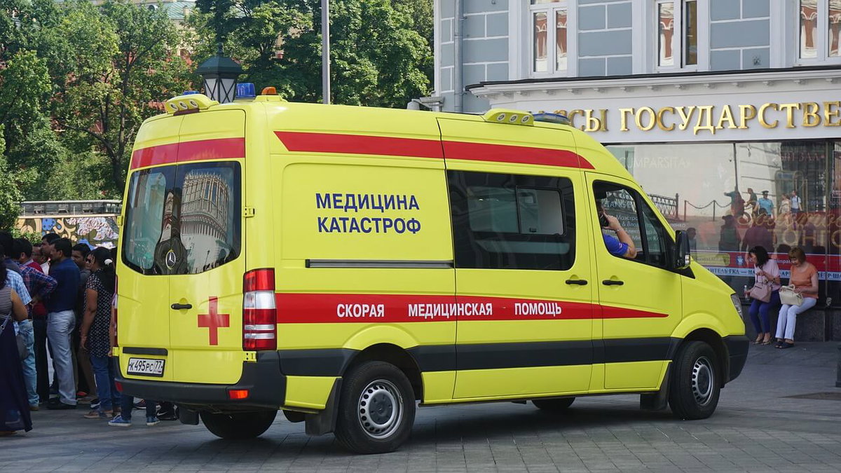 Ein gelber Krankenwagen im Ausland