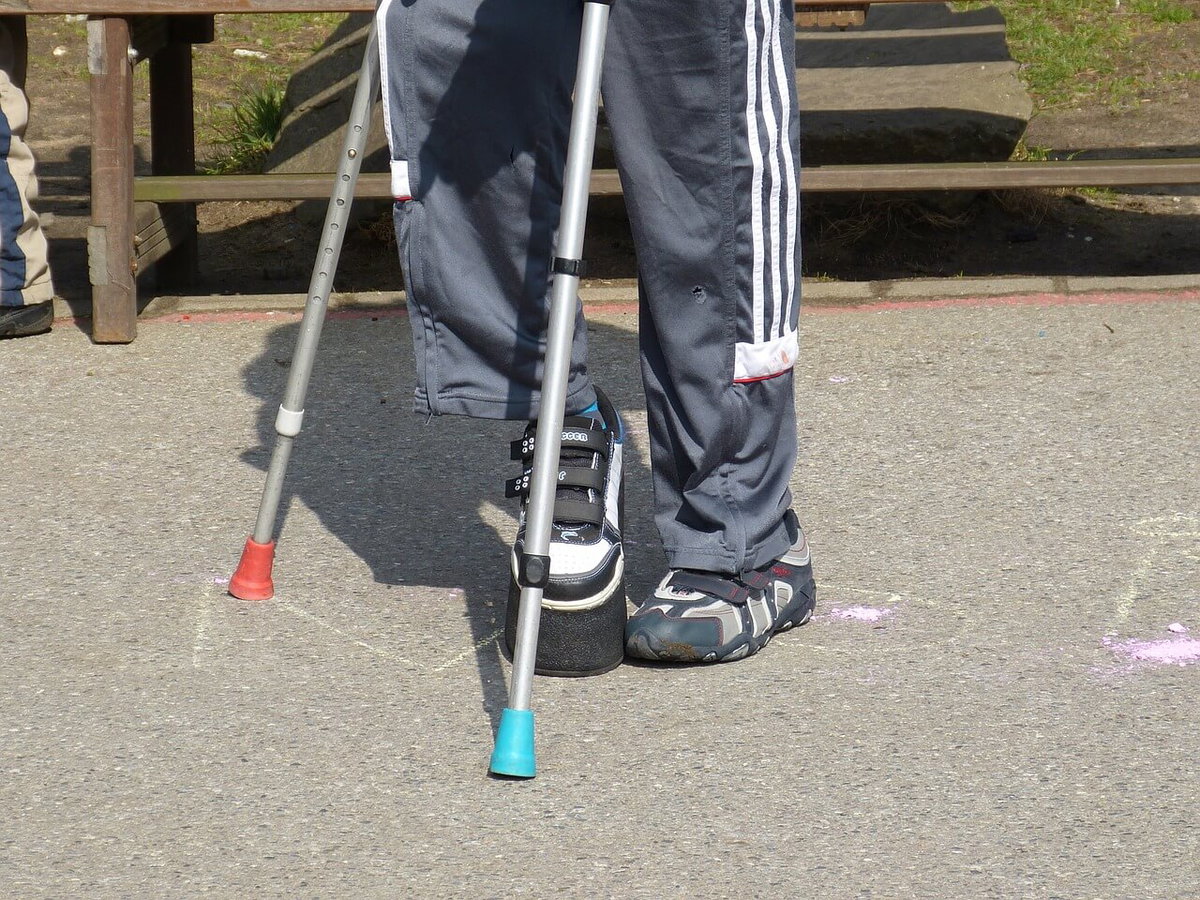 Zei Fuesse und Kruecken Camping mit Handicap