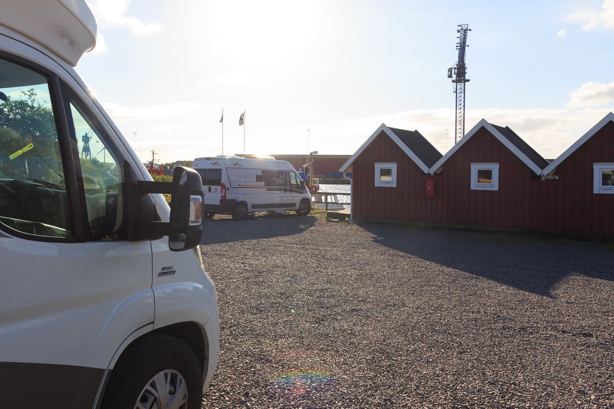 Ein Campingplatz mit Schotter