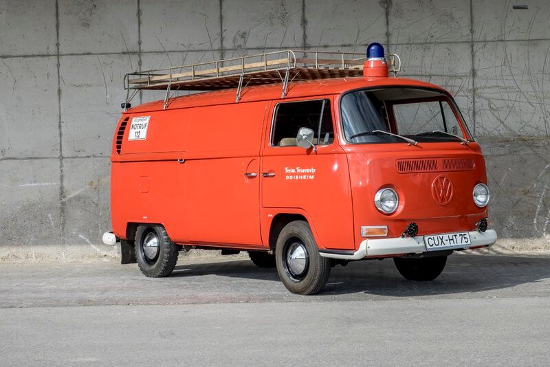Ein roter VW Bulli als Loeschfahrzeug