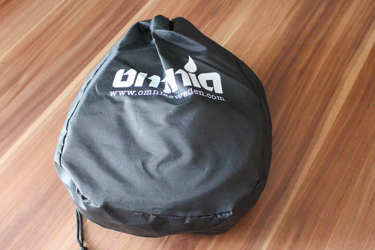 Eine Tasche mit dem Omnia Campingbackofen auf einem Tisch