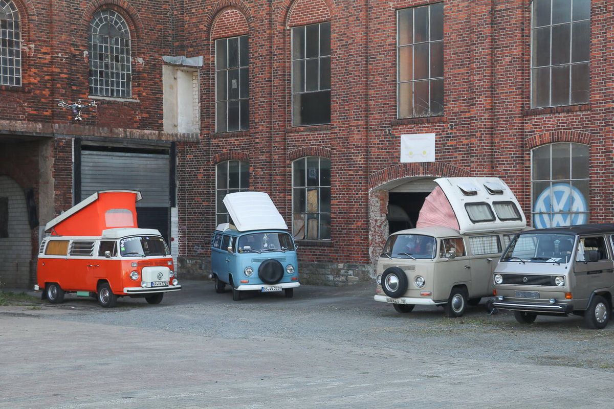 VW Bullis vor der Zuckerfabrik