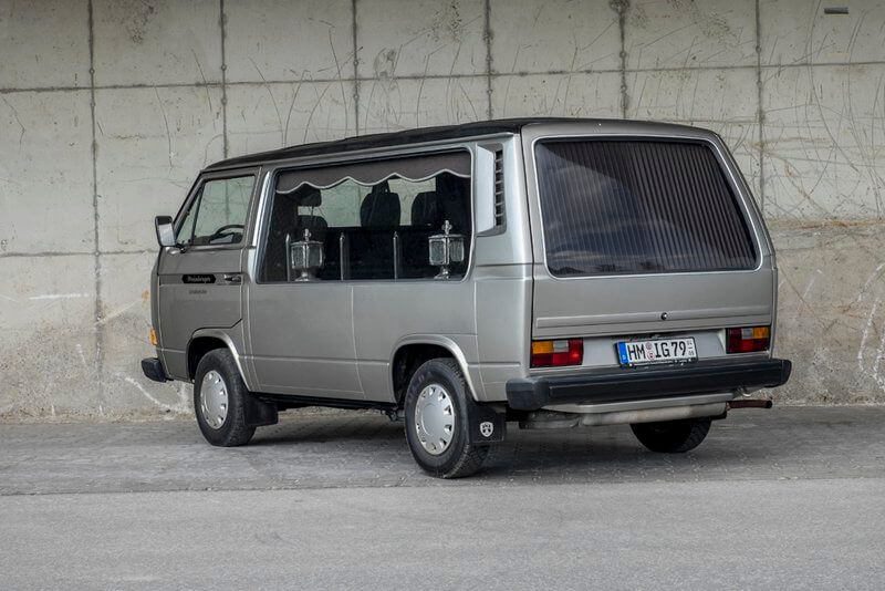 Ein grauer T3 VW Bestattungsfahrzeu