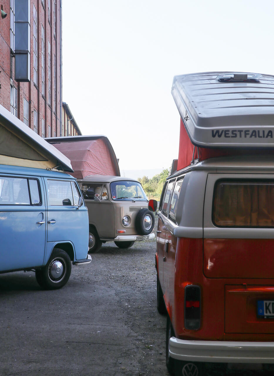 Drei VW Bullis auf dem Vorplatz vom Bullimuseum