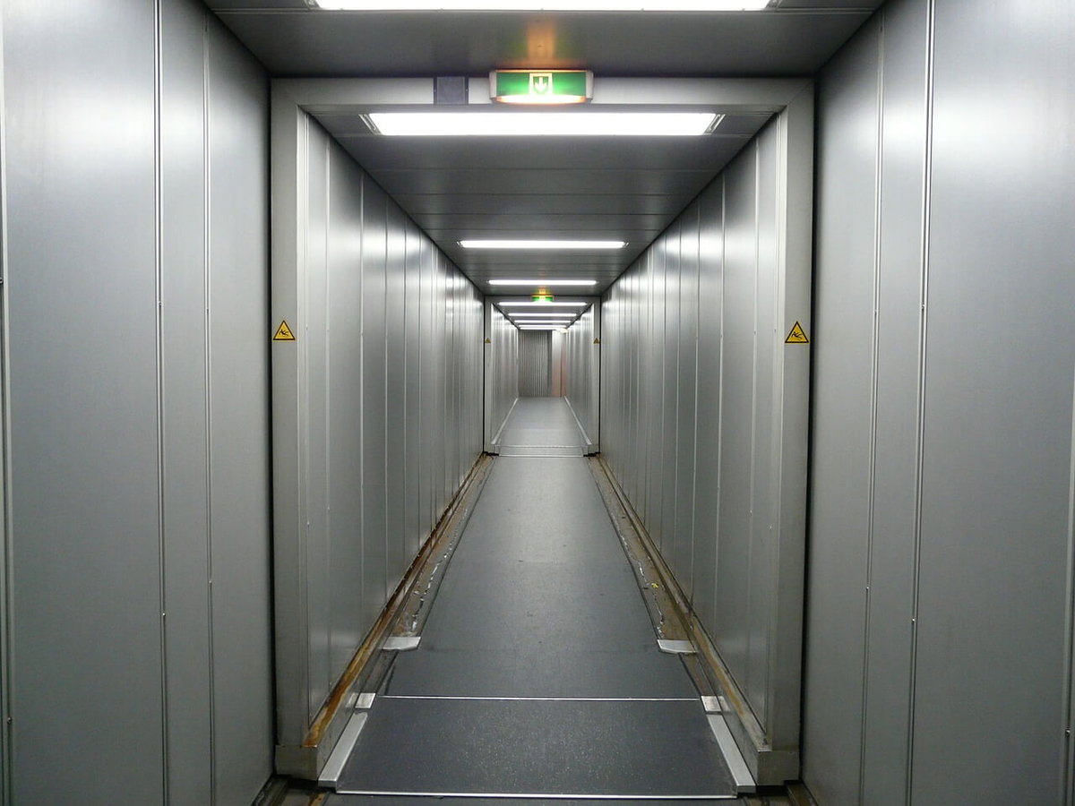 Ein Schlauch als Gangway zum Flugzeug ist einfach fuer das Reisen mit Handicap