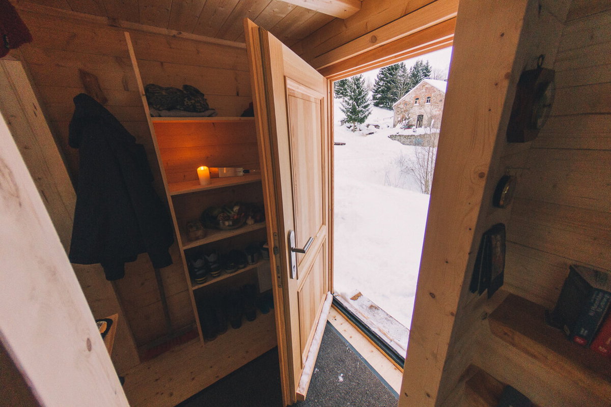 Haustuer von einem Tiny House aus Holz